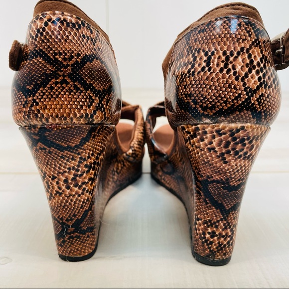 Dawgs NWOT Vegan Snakeskin Print Ankle Strap Wedge Sandals Sz 8 Brown - Picture 10 of 10